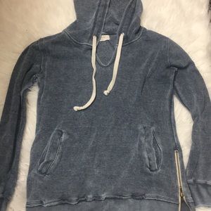Blue sweatshirt with zippers on the sides